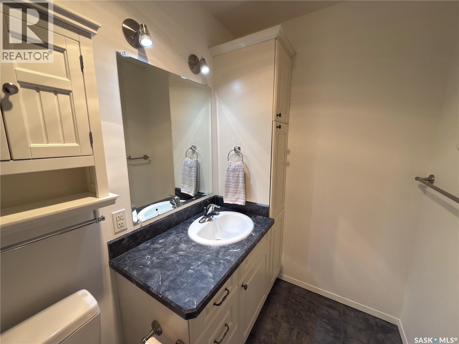 404 395 River Street E, Prince Albert, SK - Indoor Photo Showing Bathroom