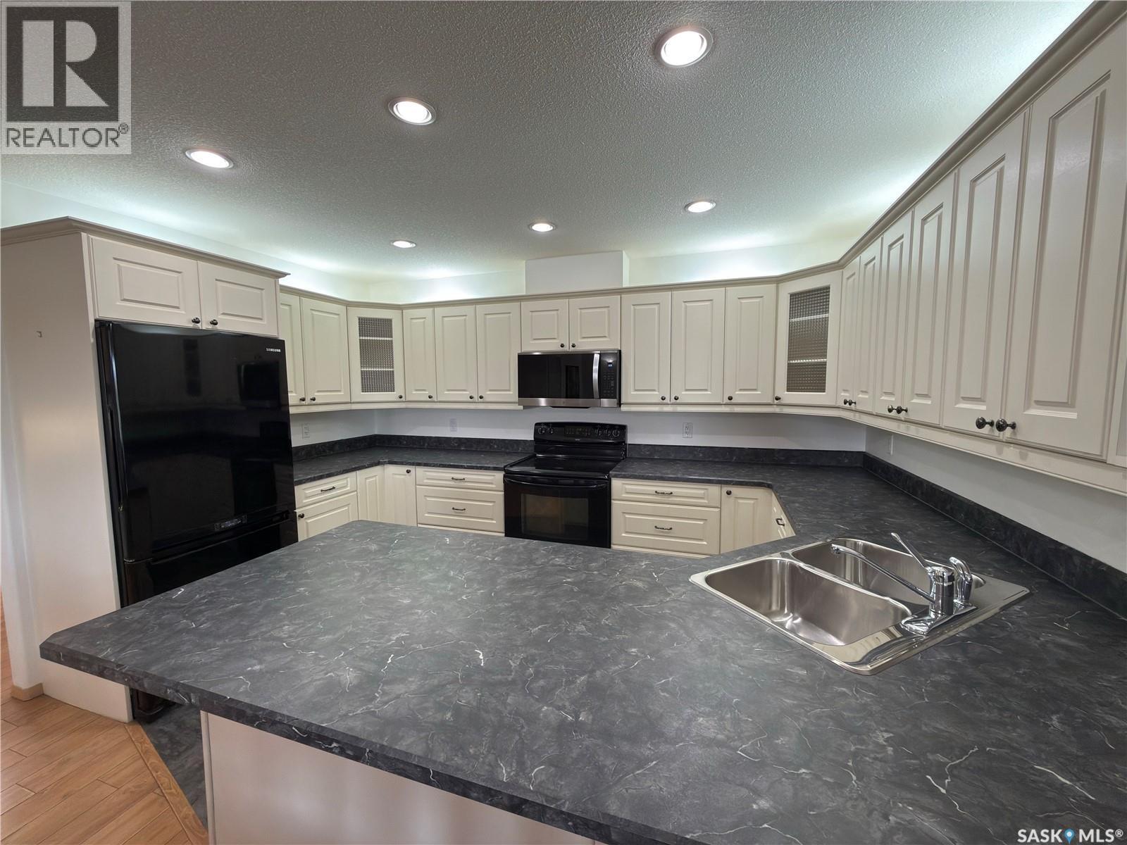 404 395 River Street E, Prince Albert, SK - Indoor Photo Showing Kitchen With Double Sink