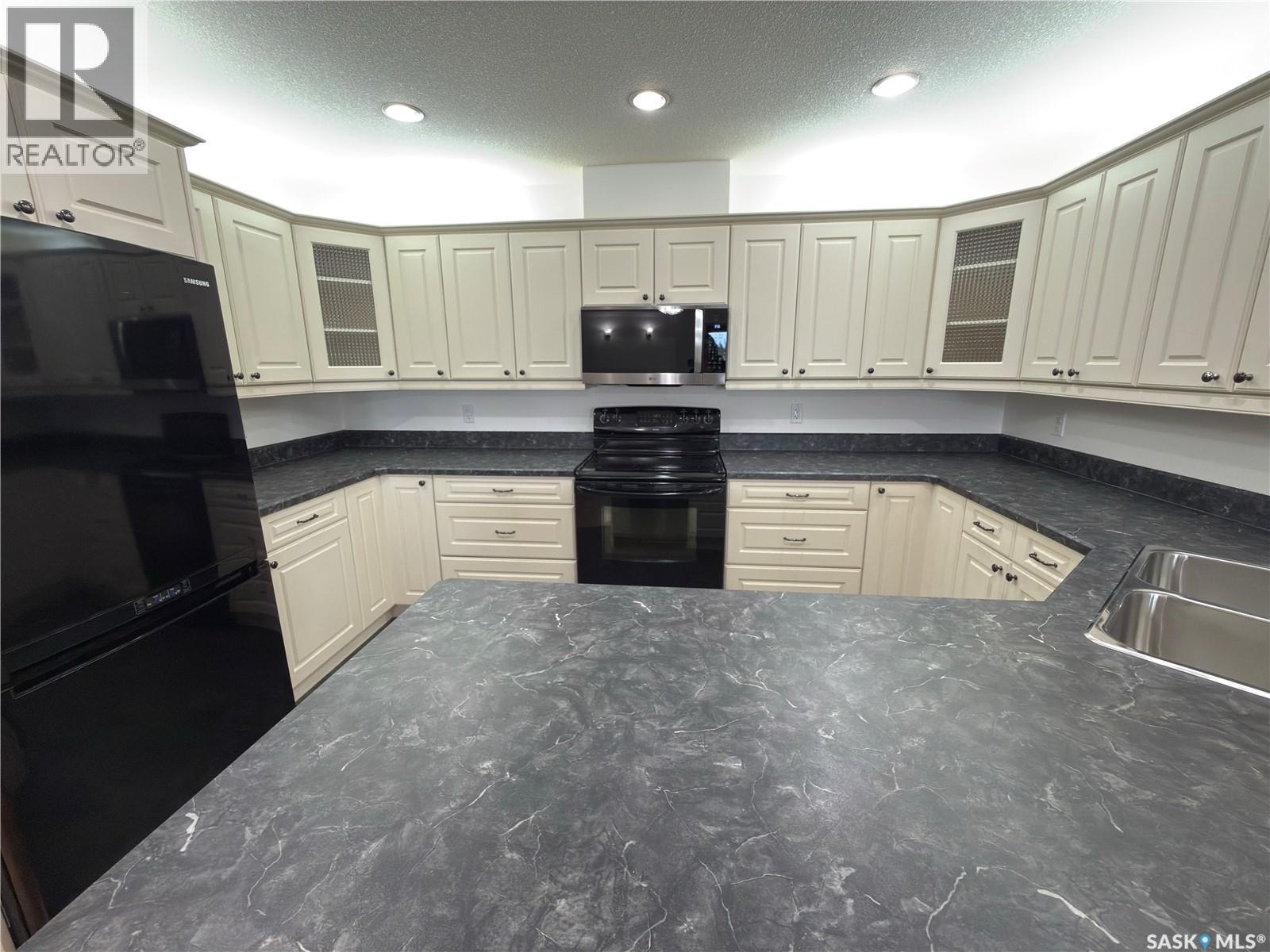 404 395 River Street E, Prince Albert, SK - Indoor Photo Showing Kitchen With Double Sink