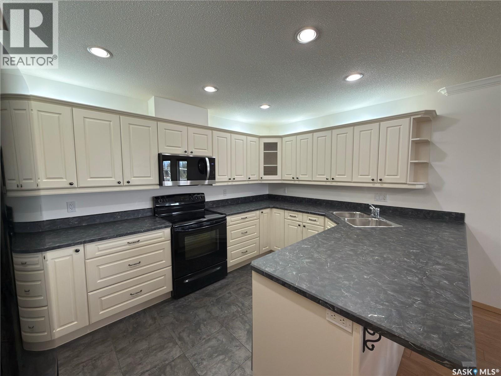 404 395 River Street E, Prince Albert, SK - Indoor Photo Showing Kitchen With Double Sink