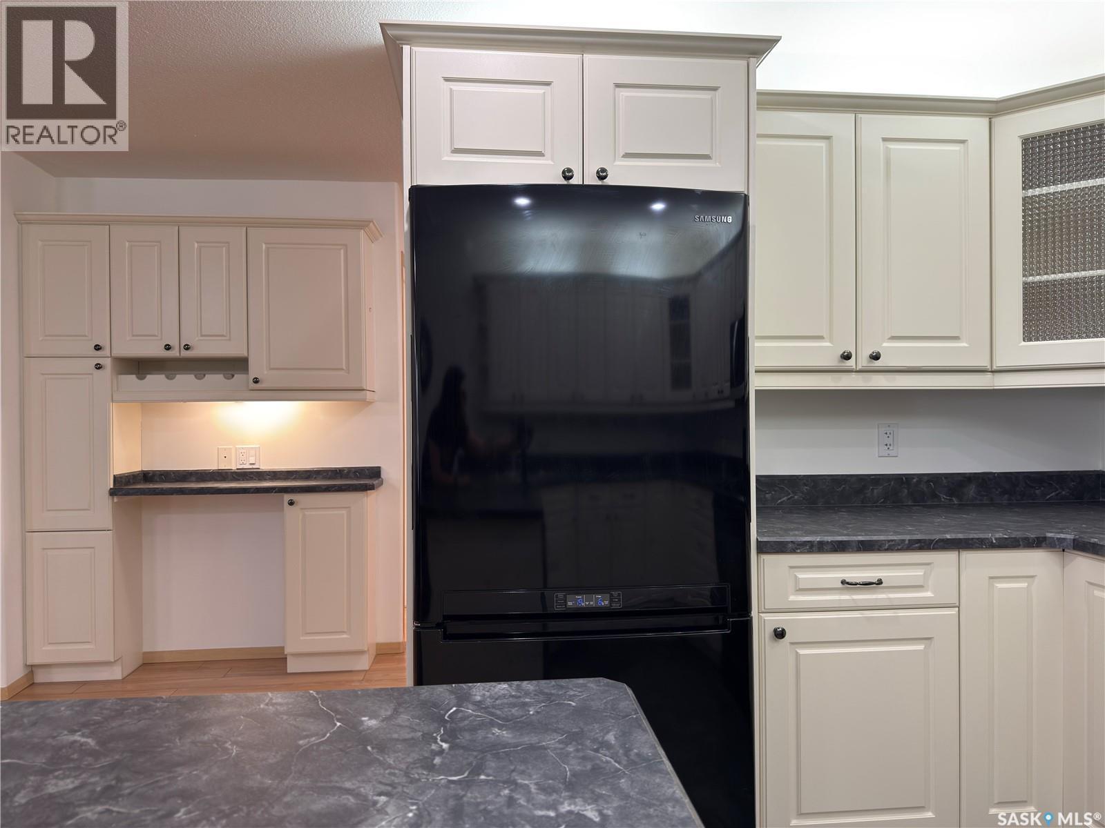 404 395 River Street E, Prince Albert, SK - Indoor Photo Showing Kitchen