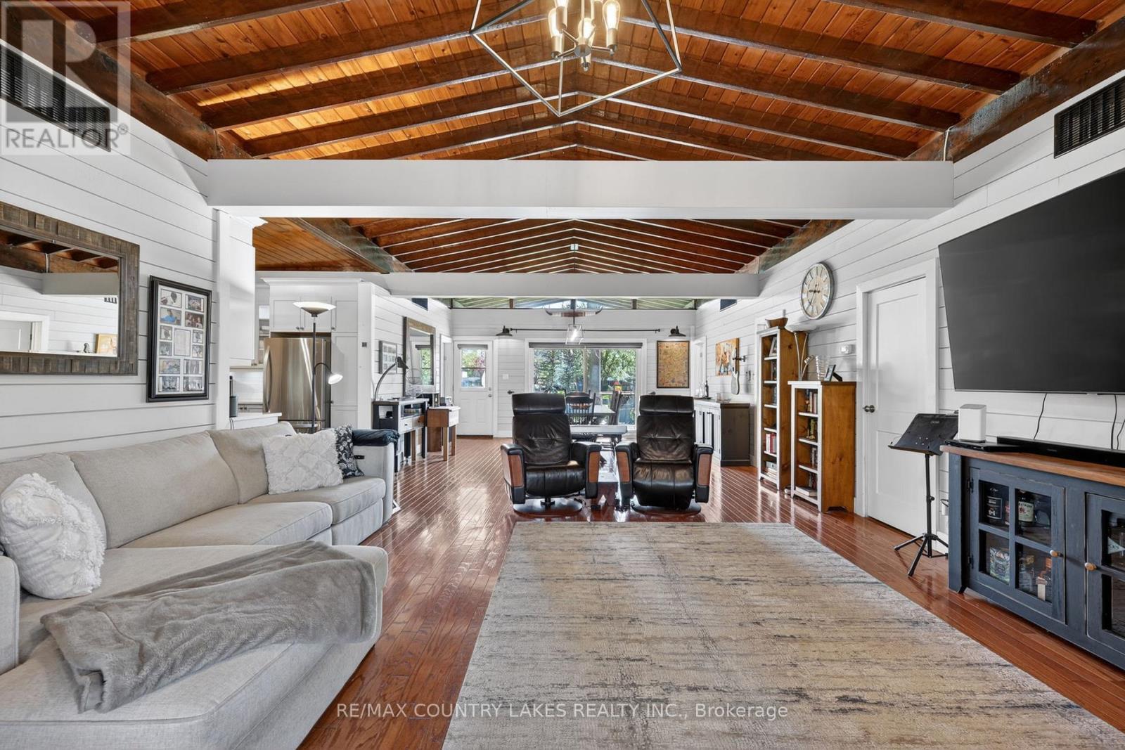 19 Poplar Crescent, Ramara, ON - Indoor Photo Showing Living Room