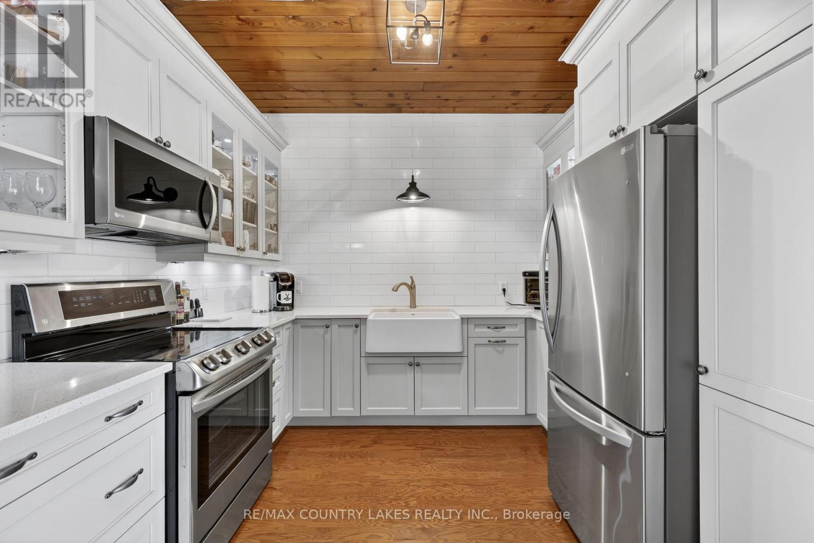 19 Poplar Crescent, Ramara, ON - Indoor Photo Showing Kitchen With Stainless Steel Kitchen With Upgraded Kitchen