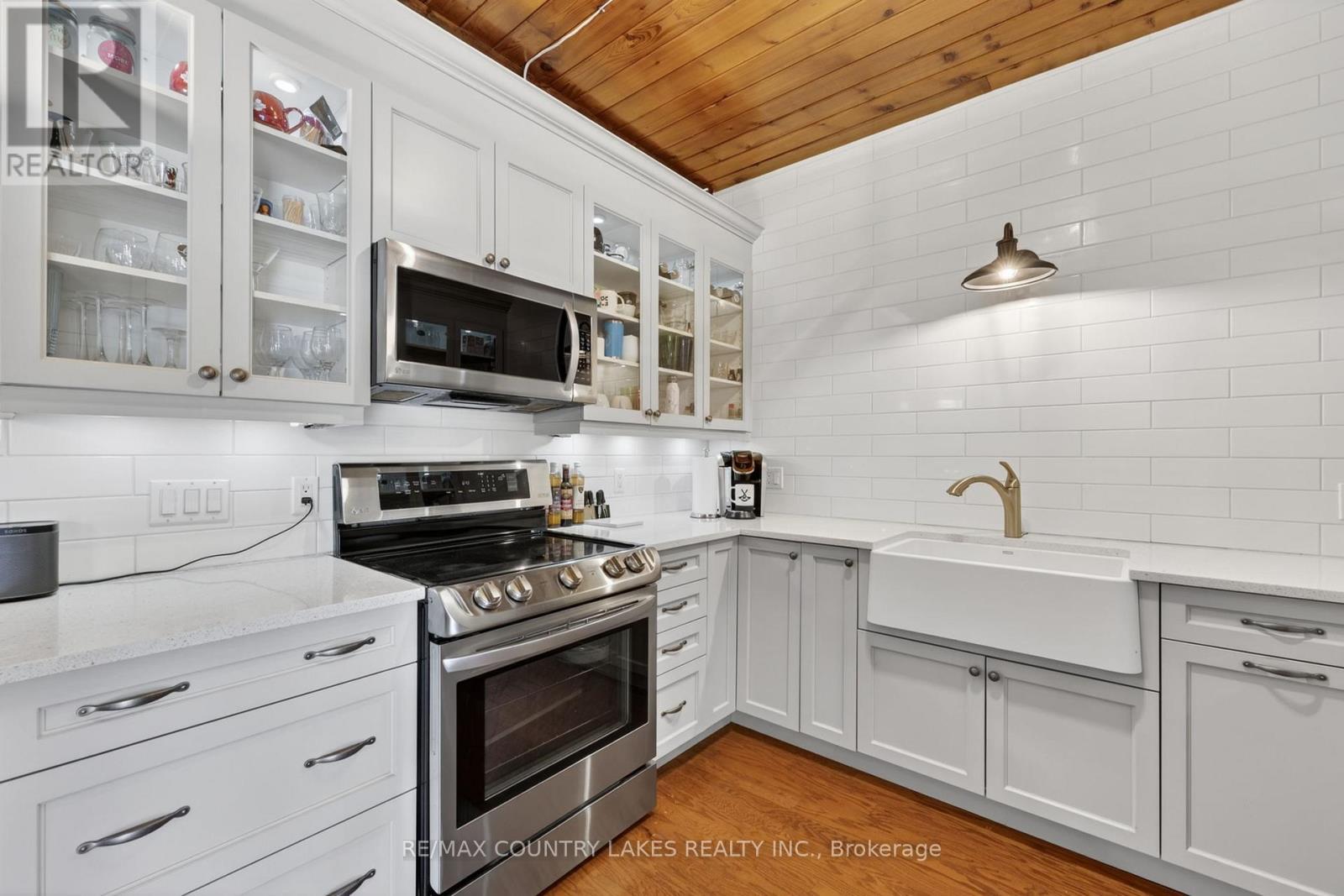 19 Poplar Crescent, Ramara, ON - Indoor Photo Showing Kitchen With Upgraded Kitchen