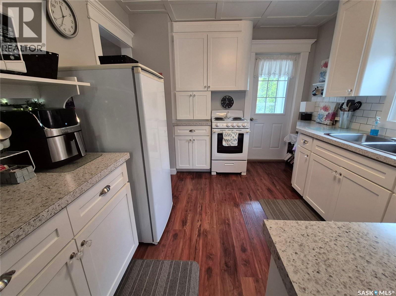 244 3Rd Avenue Nw, Swift Current, SK - Indoor Photo Showing Kitchen With Double Sink