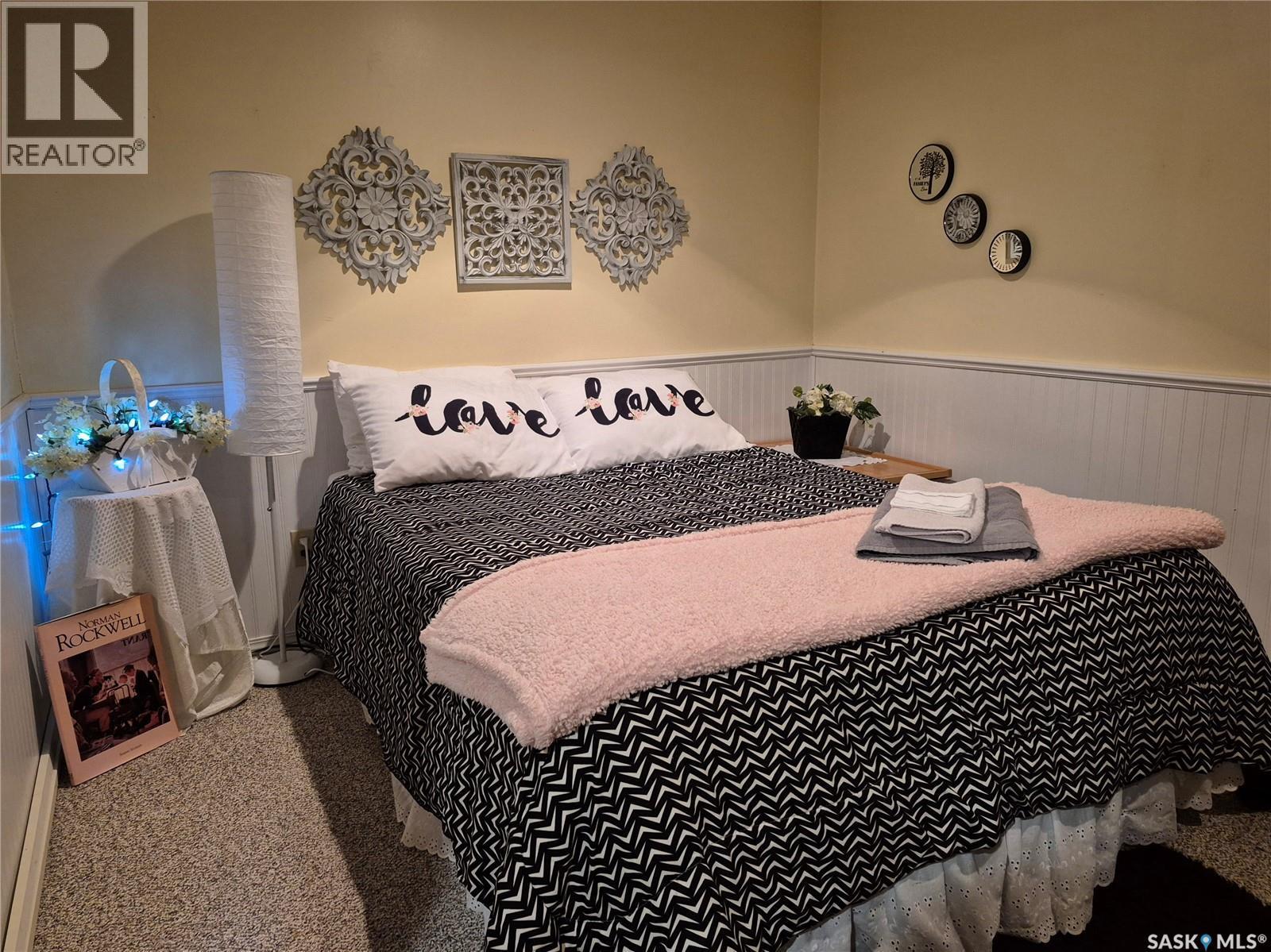 244 3Rd Avenue Nw, Swift Current, SK - Indoor Photo Showing Bedroom