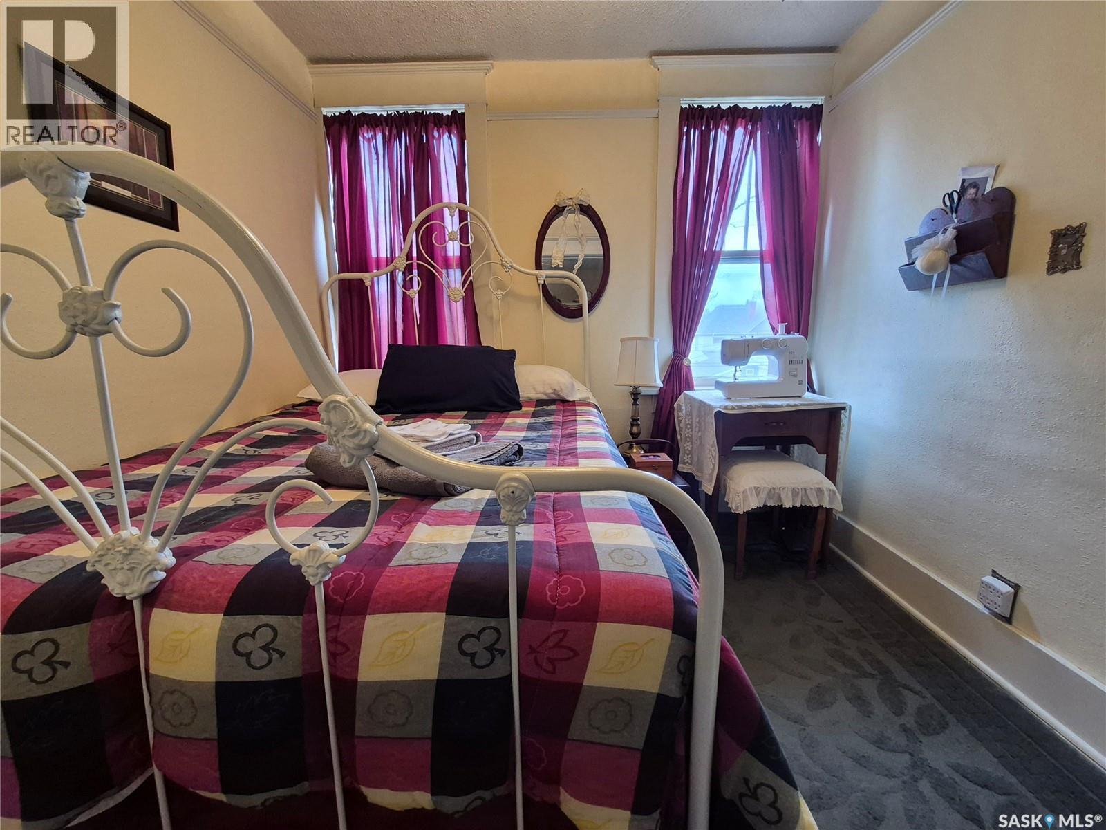 244 3Rd Avenue Nw, Swift Current, SK - Indoor Photo Showing Bedroom