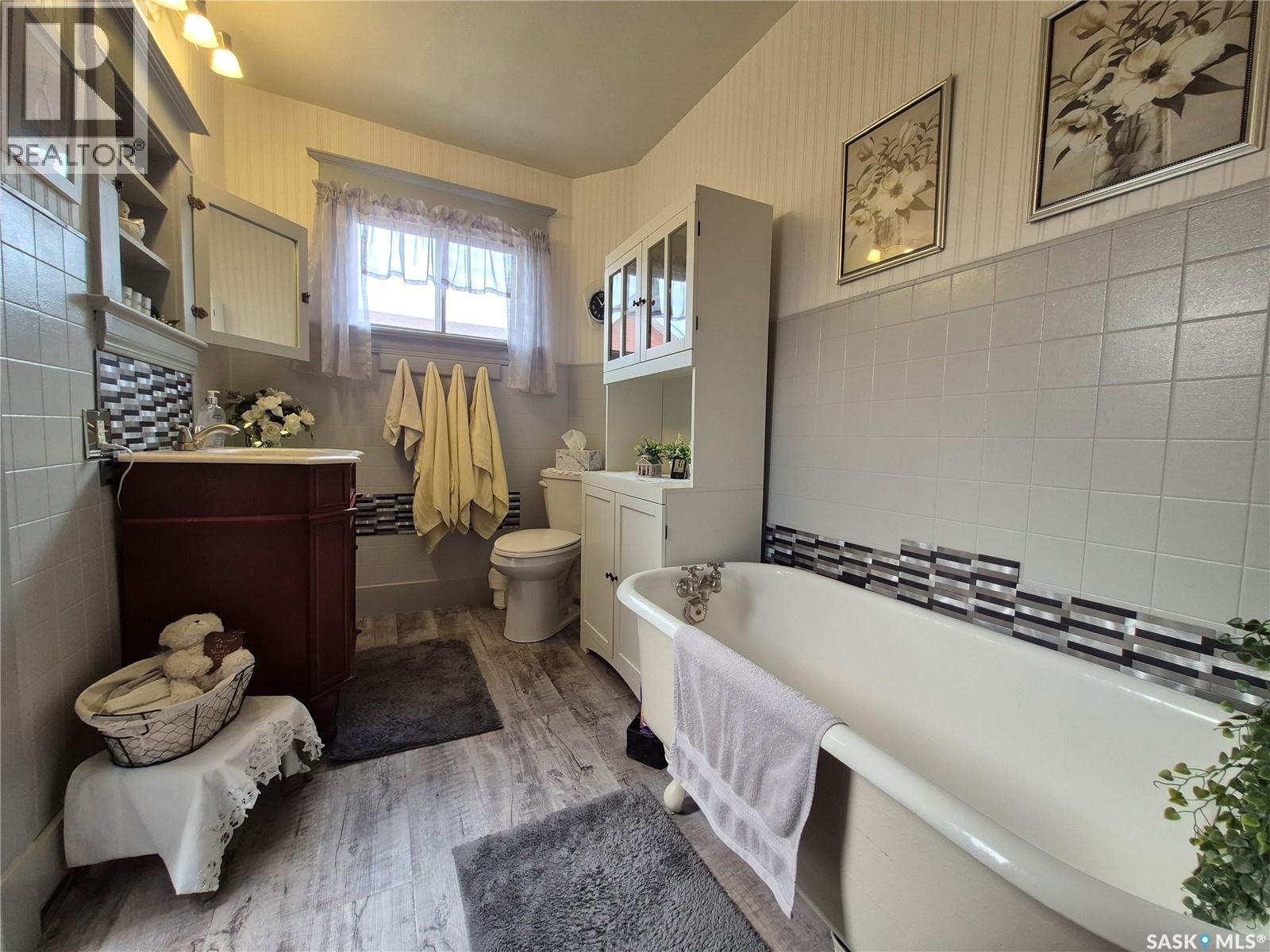 244 3Rd Avenue Nw, Swift Current, SK - Indoor Photo Showing Bathroom
