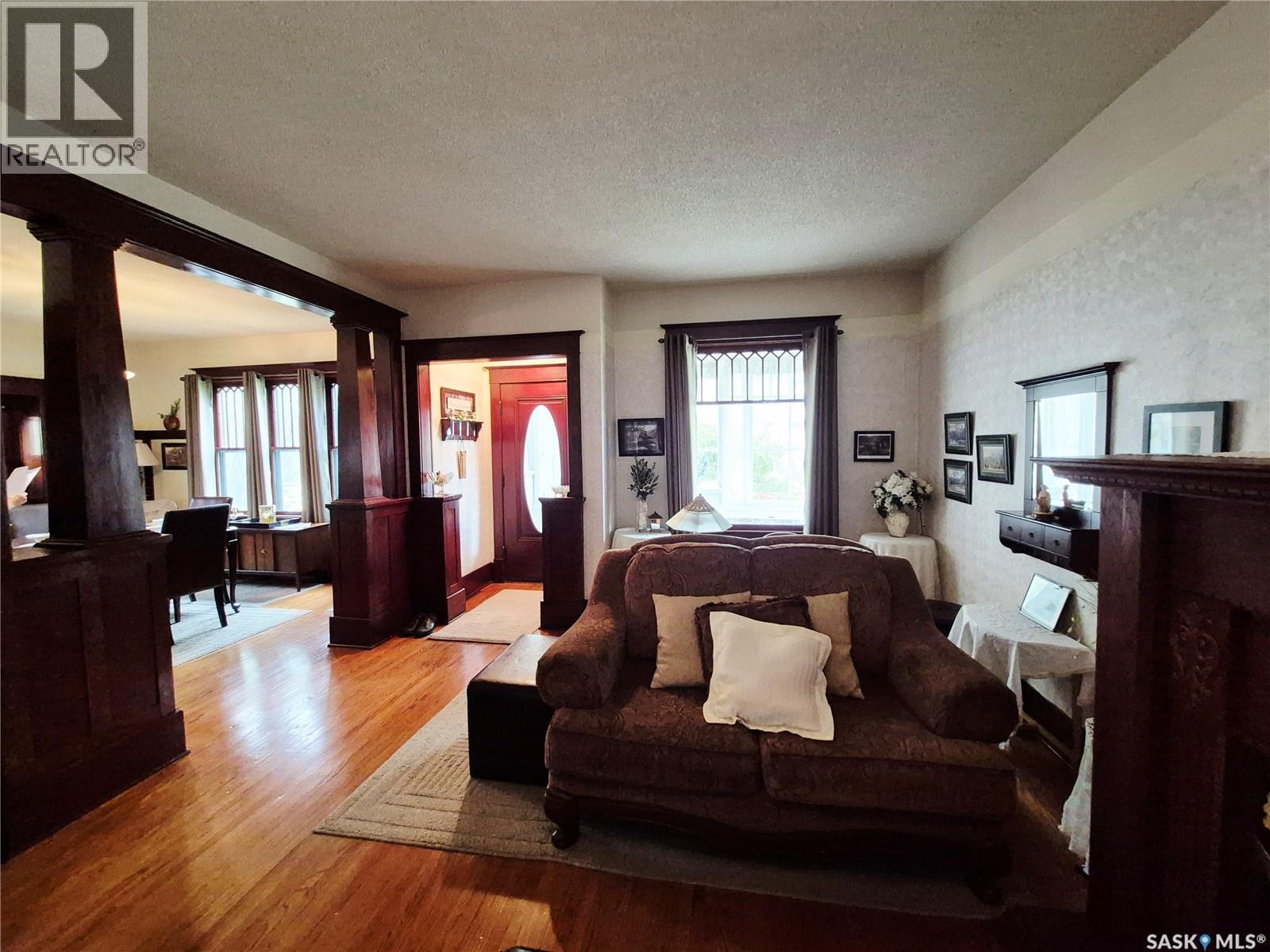 244 3Rd Avenue Nw, Swift Current, SK - Indoor Photo Showing Living Room