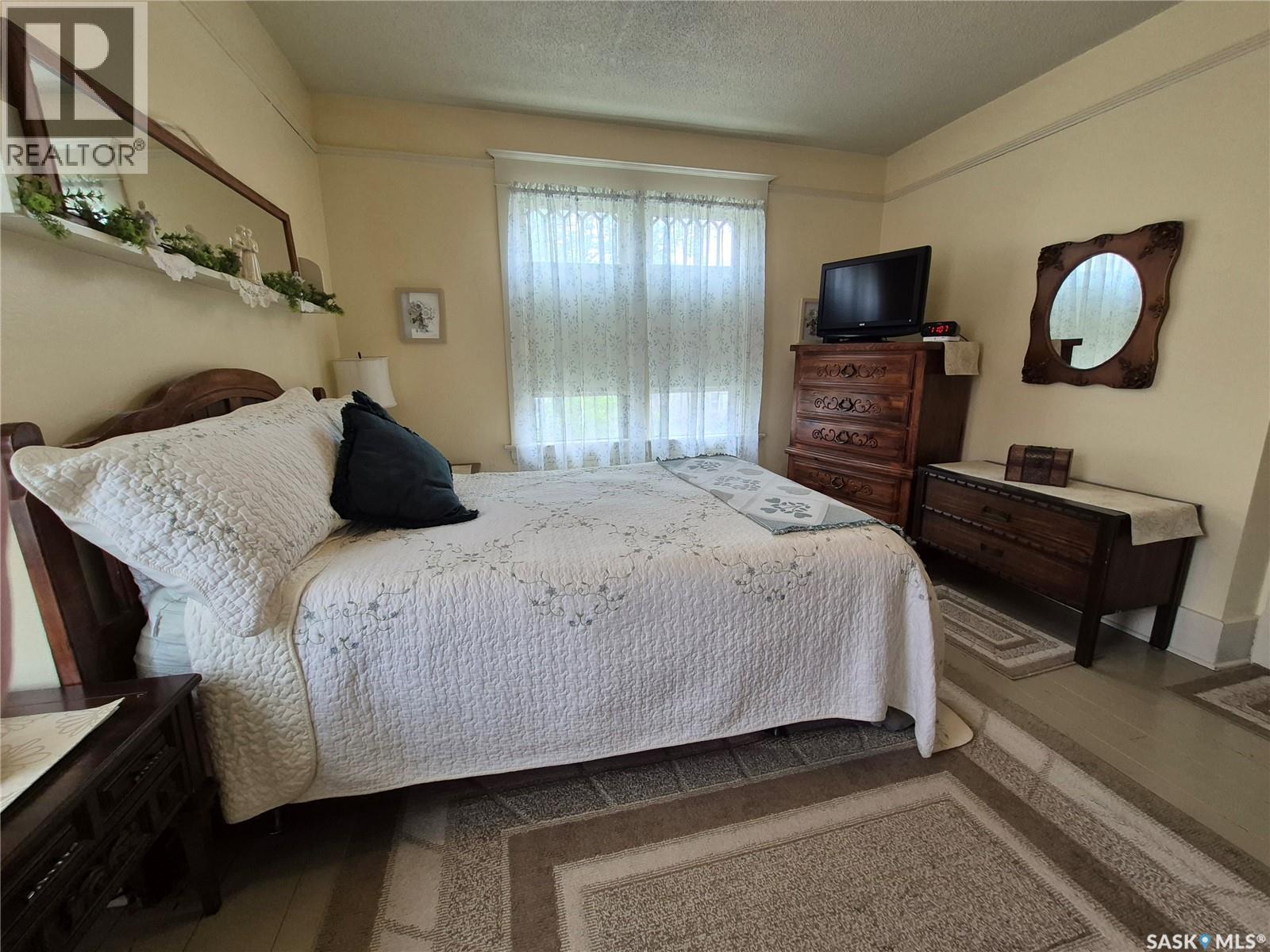 244 3Rd Avenue Nw, Swift Current, SK - Indoor Photo Showing Bedroom