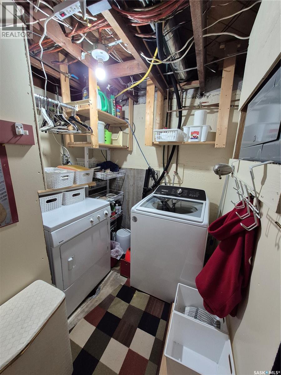 244 3Rd Avenue Nw, Swift Current, SK - Indoor Photo Showing Laundry Room