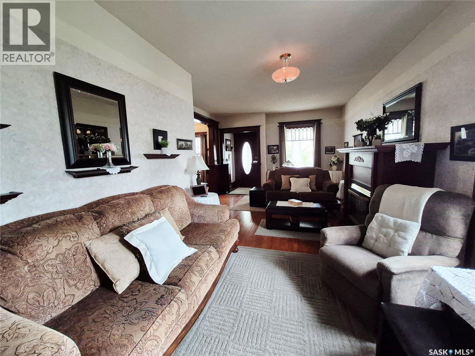 244 3Rd Avenue Nw, Swift Current, SK - Indoor Photo Showing Living Room
