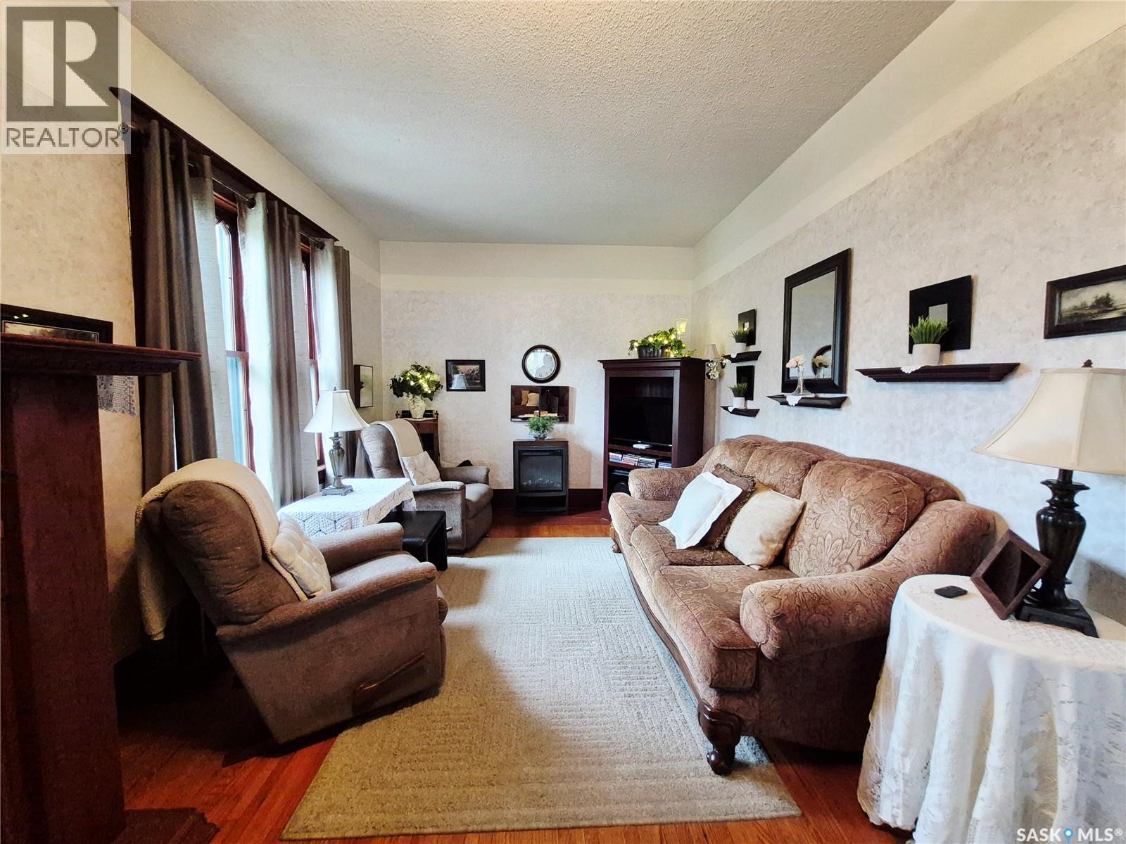 244 3Rd Avenue Nw, Swift Current, SK - Indoor Photo Showing Living Room