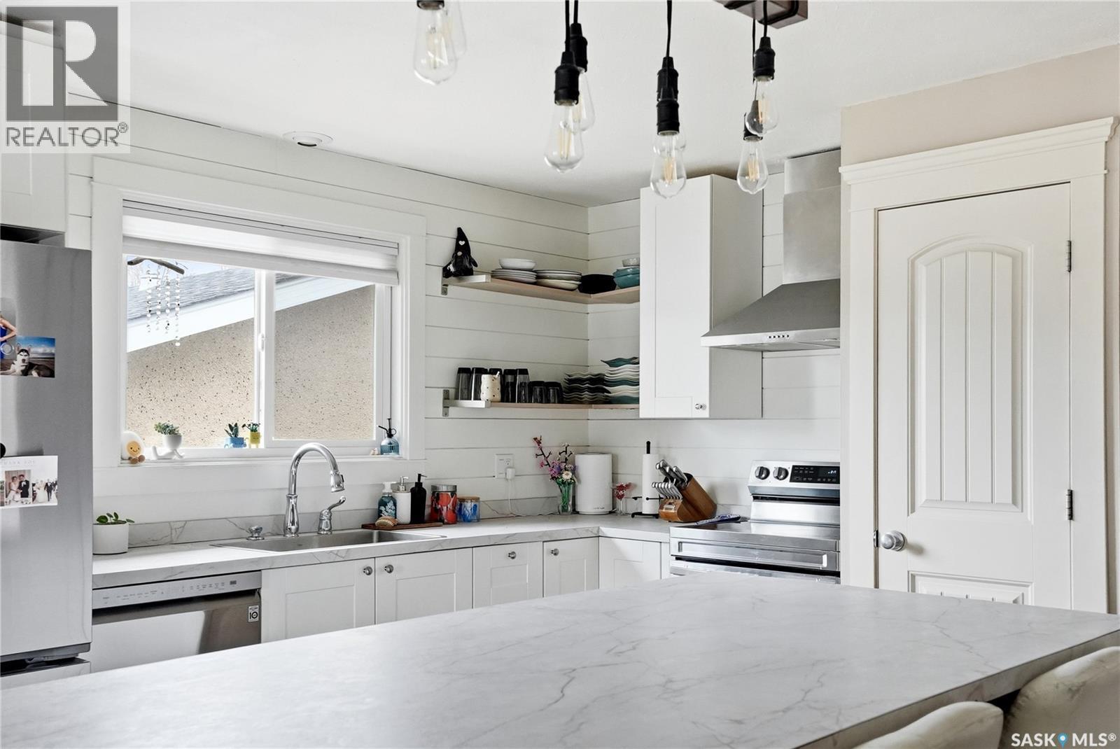 405 St Laurent Crescent, Saskatoon, SK - Indoor Photo Showing Kitchen With Upgraded Kitchen
