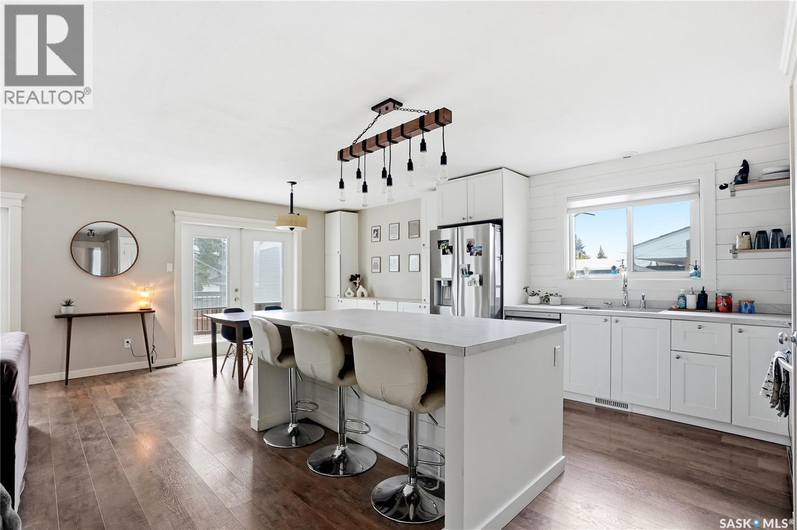 405 St Laurent Crescent, Saskatoon, SK - Indoor Photo Showing Kitchen With Upgraded Kitchen