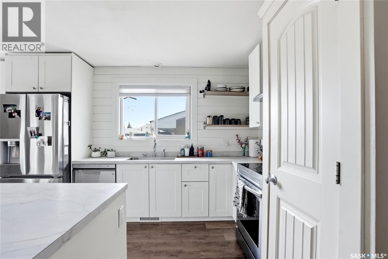405 St Laurent Crescent, Saskatoon, SK - Indoor Photo Showing Kitchen