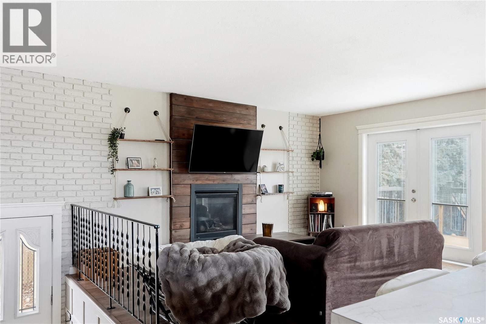 405 St Laurent Crescent, Saskatoon, SK - Indoor Photo Showing Living Room With Fireplace