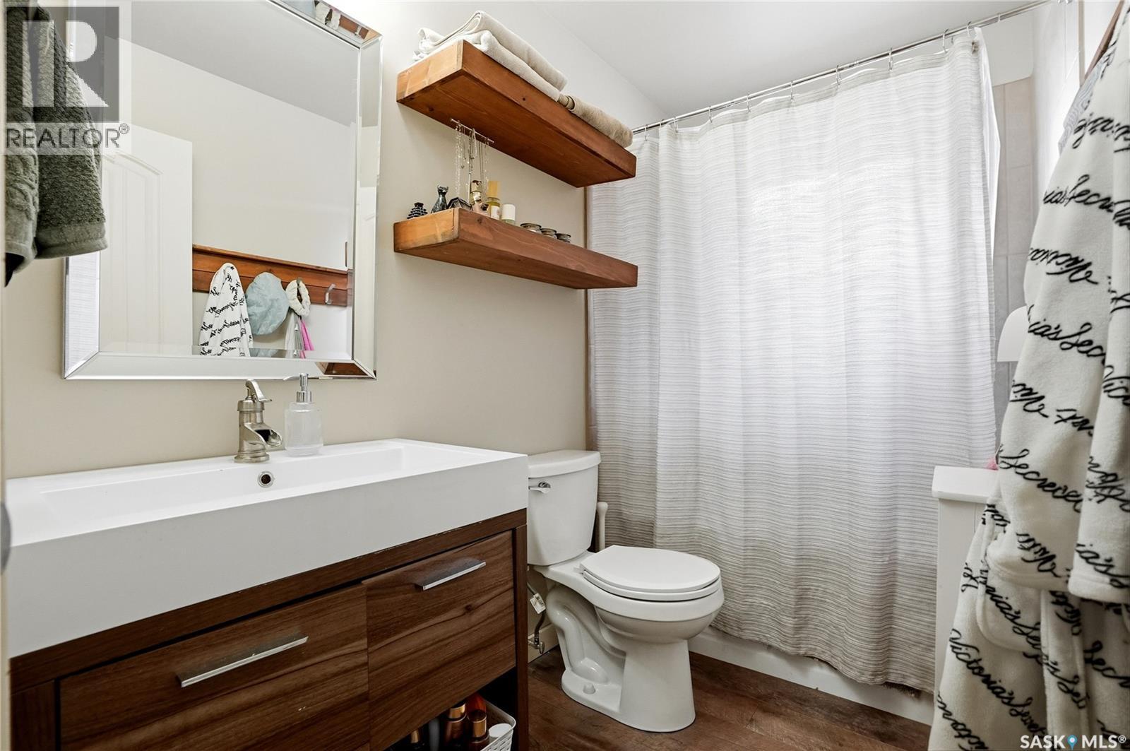 405 St Laurent Crescent, Saskatoon, SK - Indoor Photo Showing Bathroom