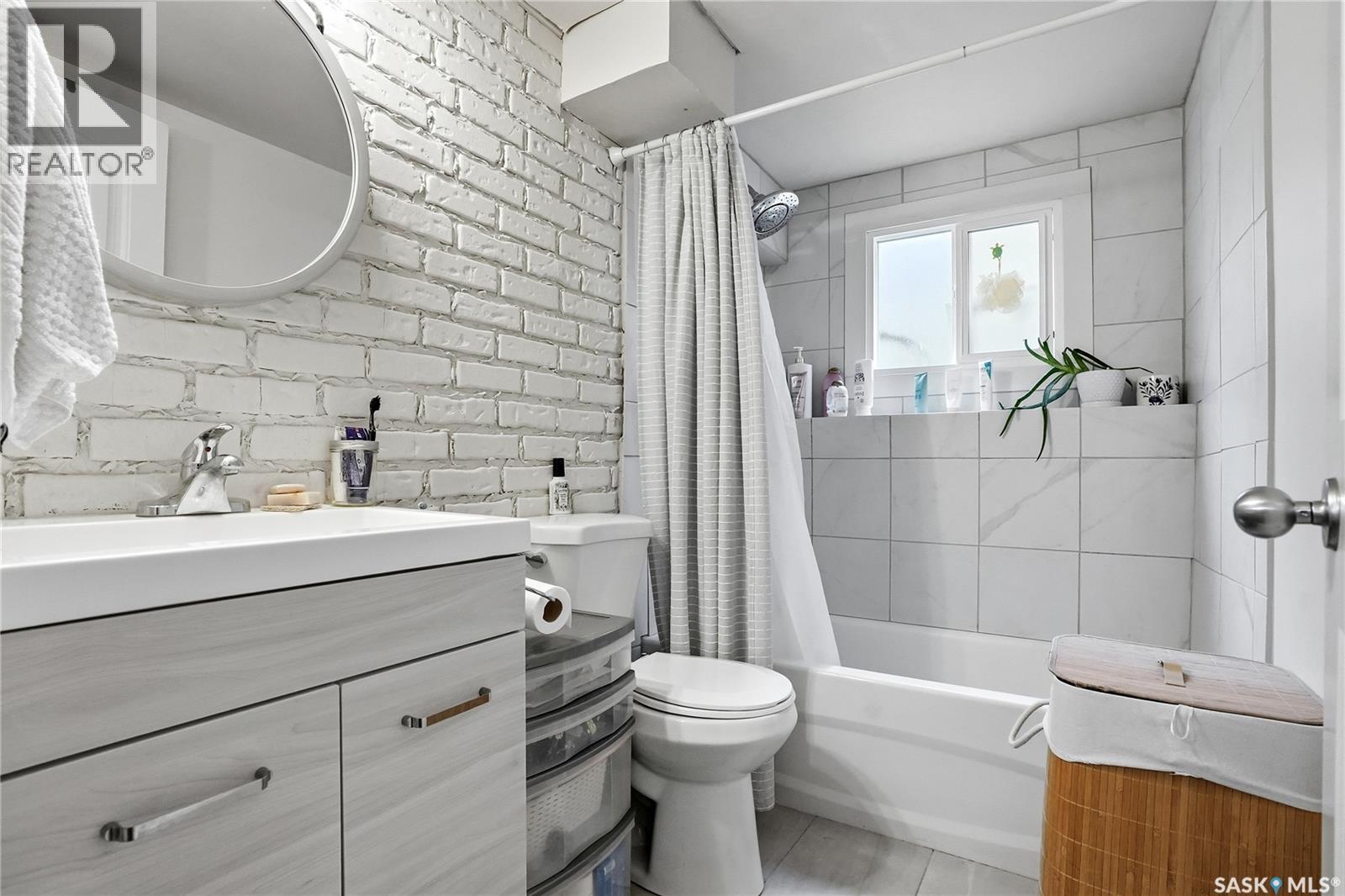 405 St Laurent Crescent, Saskatoon, SK - Indoor Photo Showing Bathroom