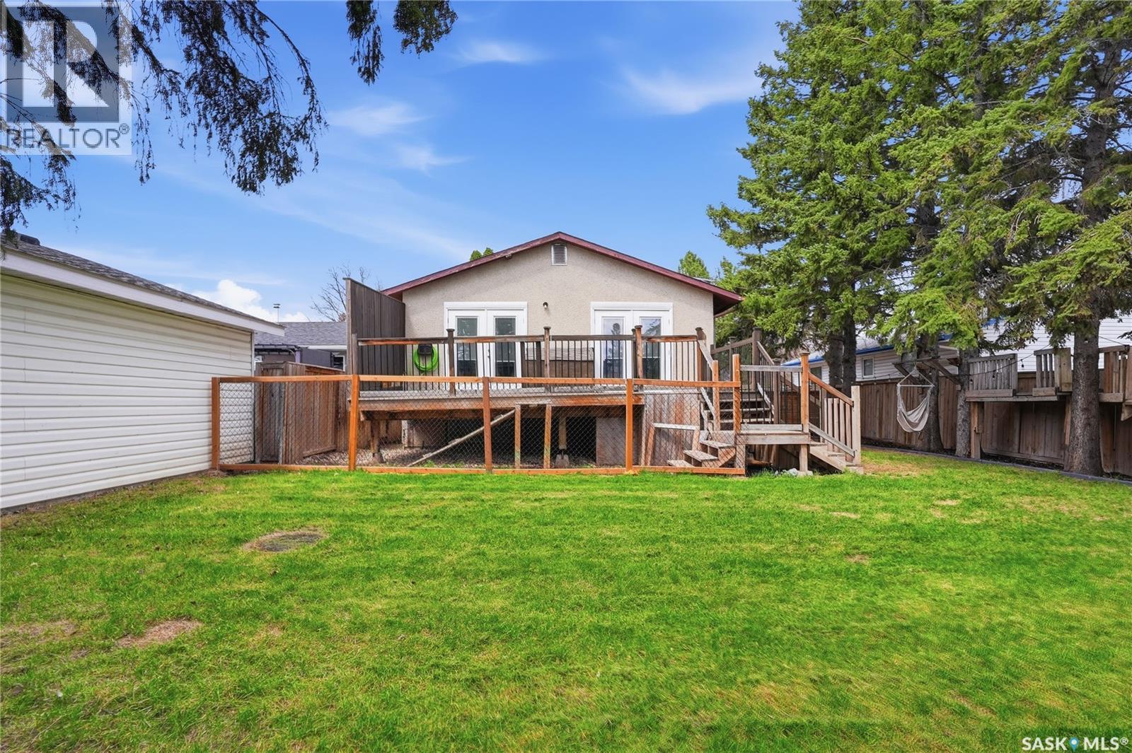 405 St Laurent Crescent, Saskatoon, SK - Outdoor With Deck Patio Veranda With Backyard