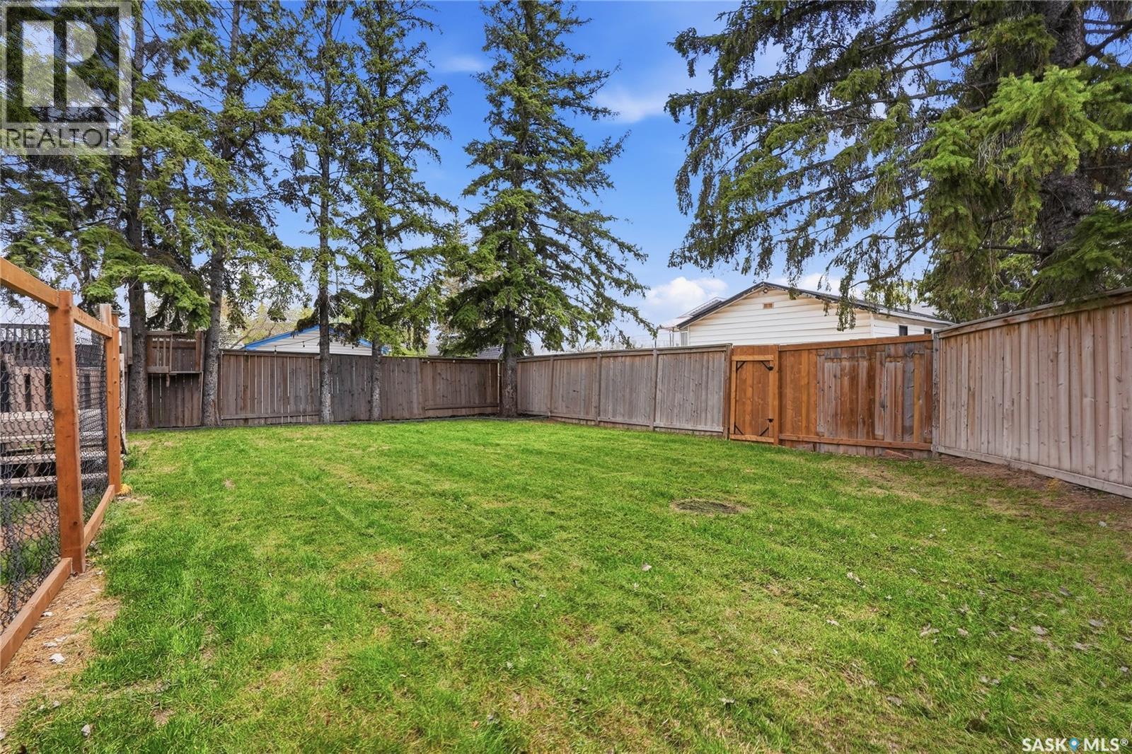 405 St Laurent Crescent, Saskatoon, SK - Outdoor With Backyard