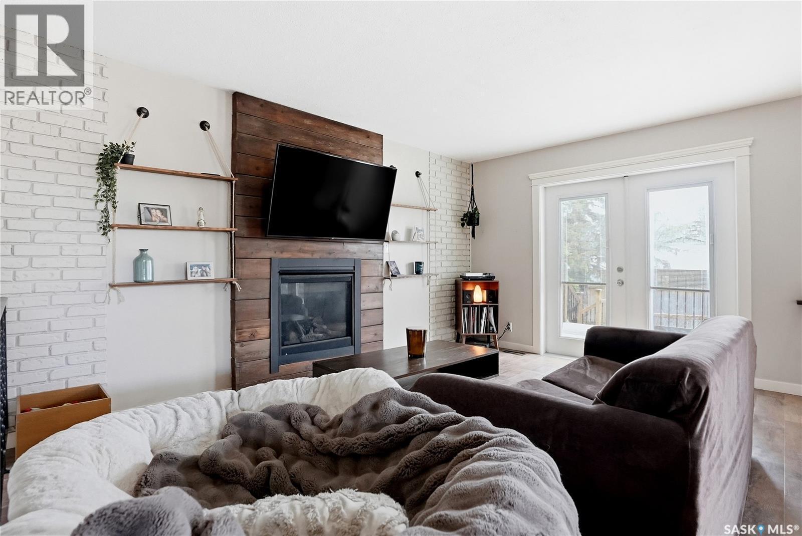 405 St Laurent Crescent, Saskatoon, SK - Indoor Photo Showing Living Room With Fireplace