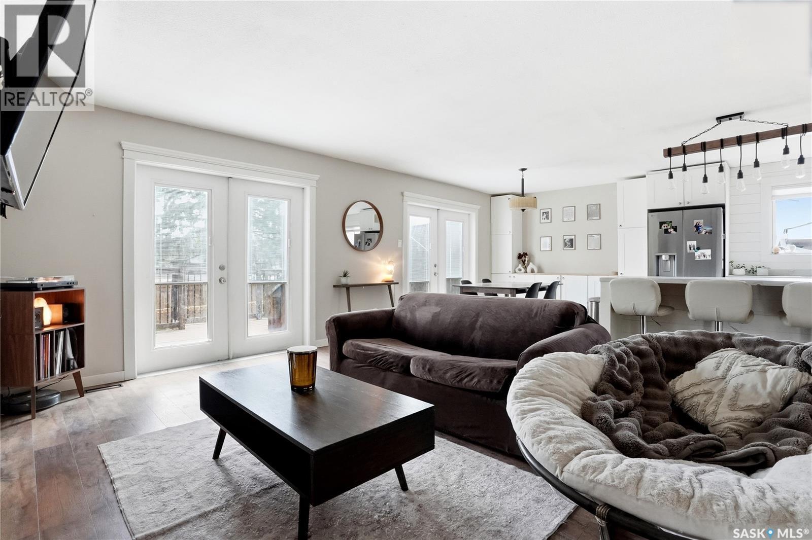 405 St Laurent Crescent, Saskatoon, SK - Indoor Photo Showing Living Room