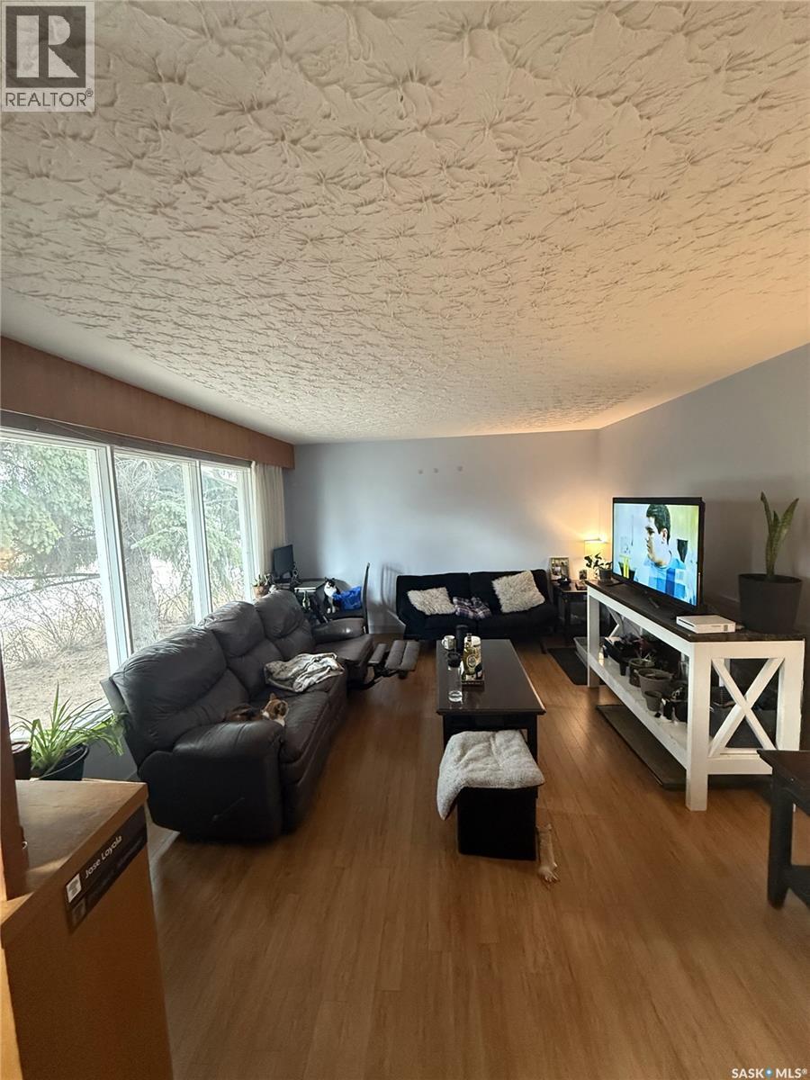 2800 1St Avenue E, Prince Albert, SK - Indoor Photo Showing Living Room