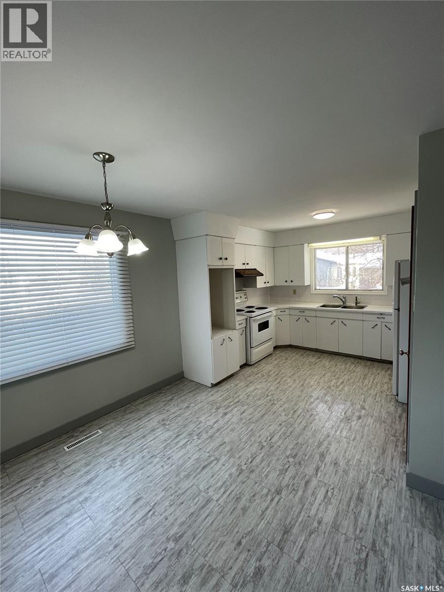 2800 1St Avenue E, Prince Albert, SK - Indoor Photo Showing Kitchen