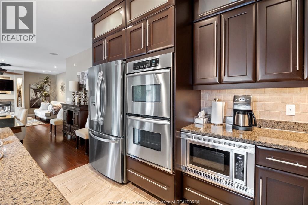 2105 Washington Boulevard, Lasalle, ON - Indoor Photo Showing Kitchen