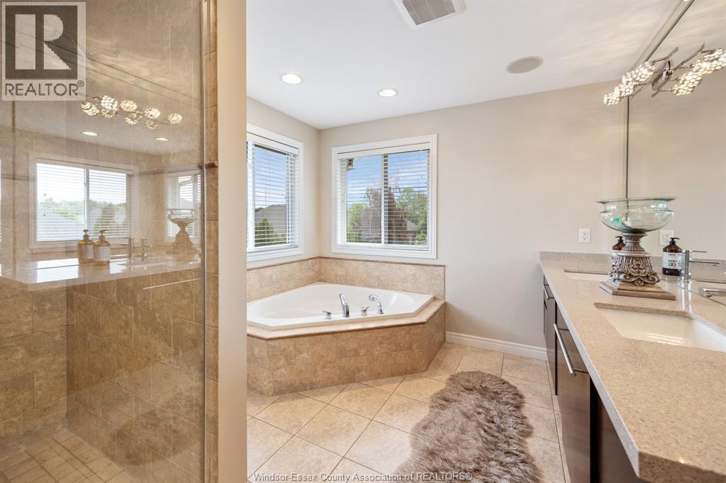 2105 Washington Boulevard, Lasalle, ON - Indoor Photo Showing Bathroom