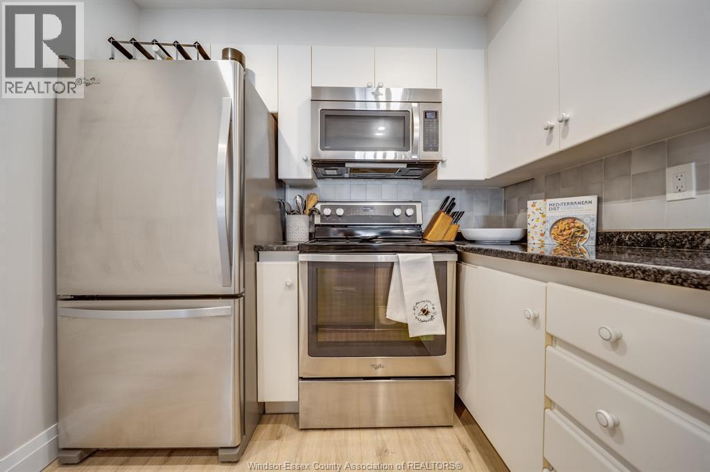 3601 Riverside Drive East Unit# 607, Windsor, ON - Indoor Photo Showing Kitchen