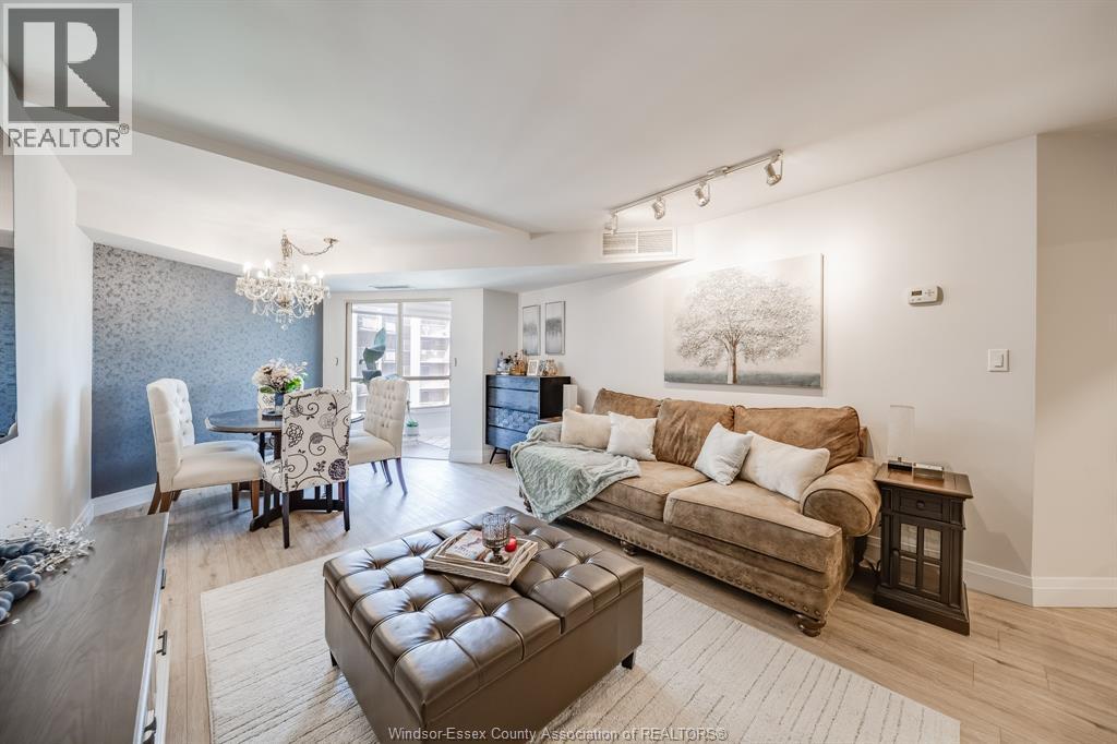 3601 Riverside Drive East Unit# 607, Windsor, ON - Indoor Photo Showing Living Room