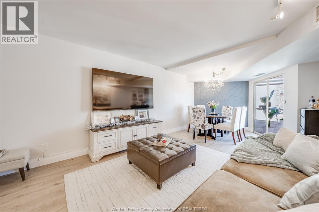 3601 Riverside Drive East Unit# 607, Windsor, ON - Indoor Photo Showing Living Room