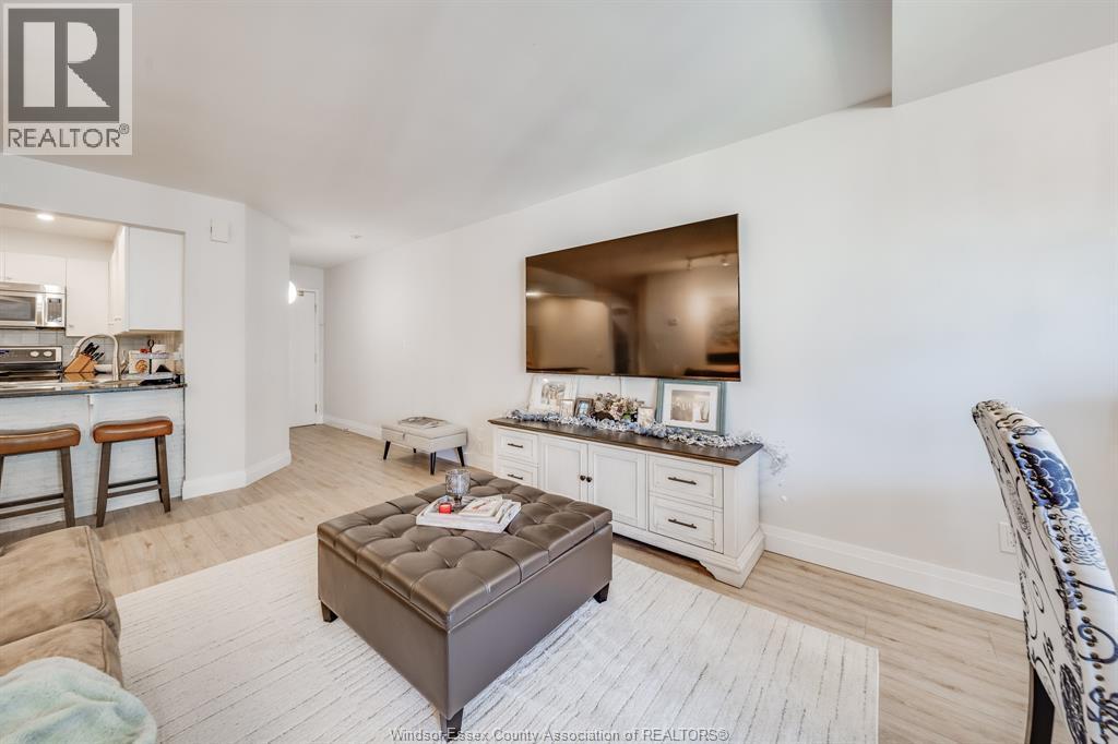 3601 Riverside Drive East Unit# 607, Windsor, ON - Indoor Photo Showing Living Room