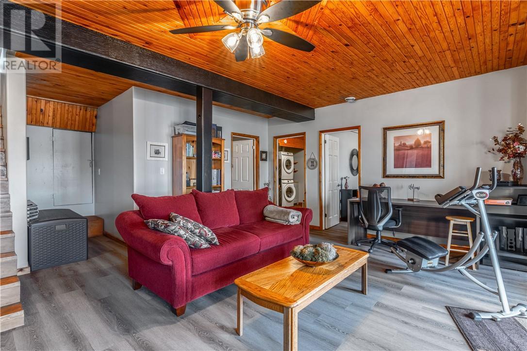 99 Curry Point, Markstay, ON - Indoor Photo Showing Living Room