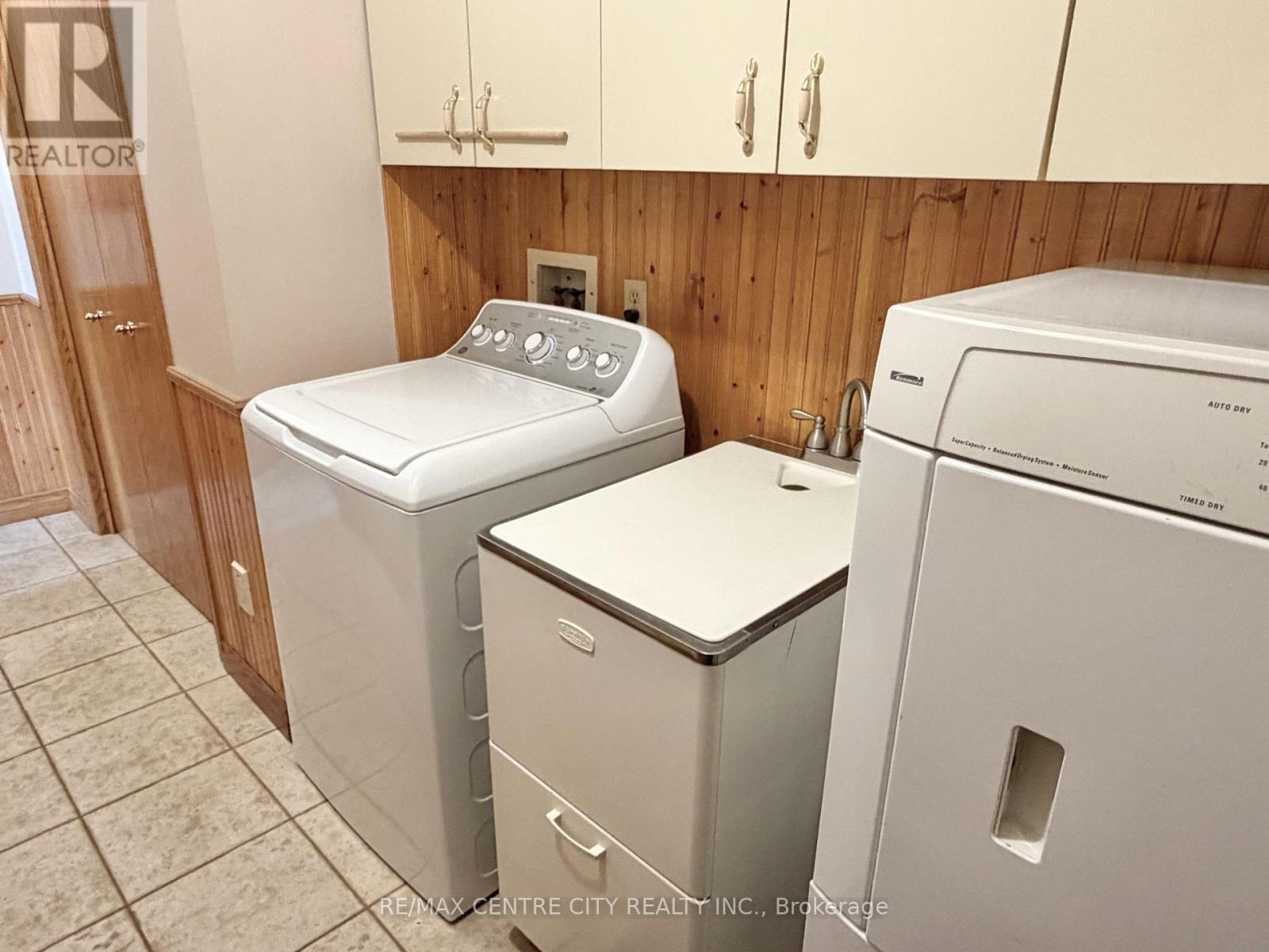 MAIN LEVEL LAUNDRY - 31 Cavanaugh Crescent, St. Thomas, ON - Indoor Photo Showing Laundry Room