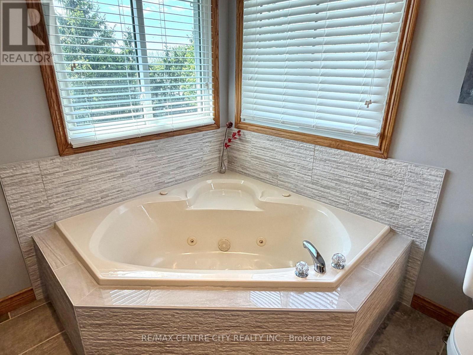 PRIMARY BEDROOMM ENSUITE - 31 Cavanaugh Crescent, St. Thomas, ON - Indoor Photo Showing Bathroom