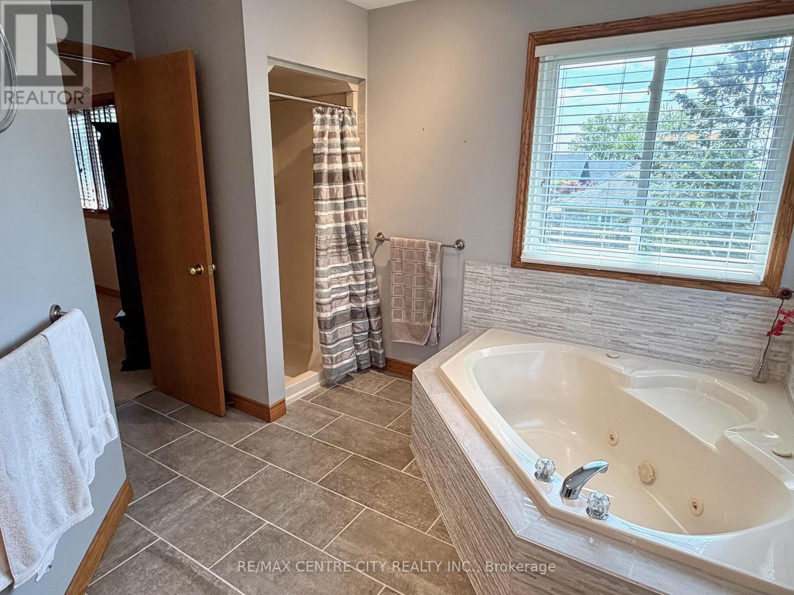 PRIMARY BEDROOM ENSUITE - 31 Cavanaugh Crescent, St. Thomas, ON - Indoor Photo Showing Bathroom