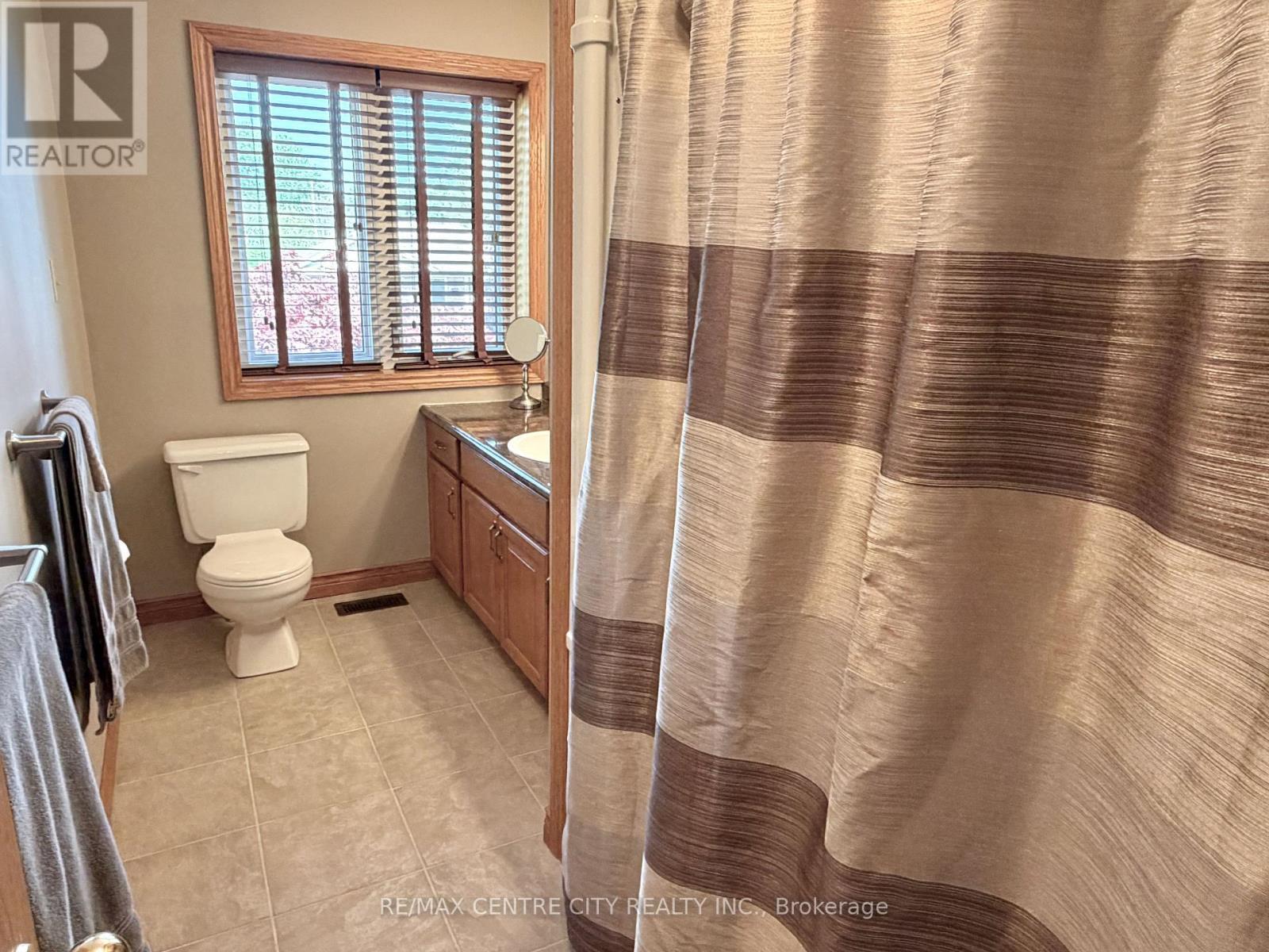 SECOND LEVEL 4-PC BATHROOM - 31 Cavanaugh Crescent, St. Thomas, ON - Indoor Photo Showing Bathroom