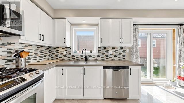 115 Micmac Crescent, Toronto, ON - Indoor Photo Showing Kitchen With Double Sink With Upgraded Kitchen
