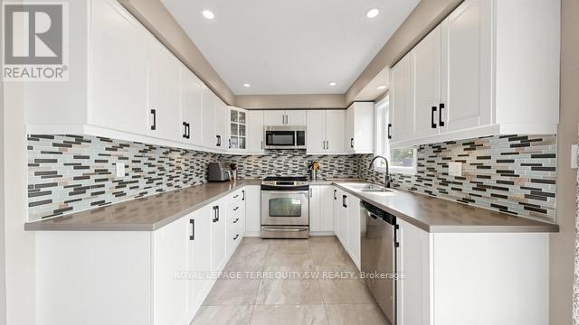 115 Micmac Crescent, Toronto, ON - Indoor Photo Showing Kitchen With Upgraded Kitchen