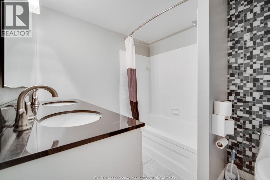 9099 Riverside Drive Unit# 221 E, Windsor, ON - Indoor Photo Showing Bathroom