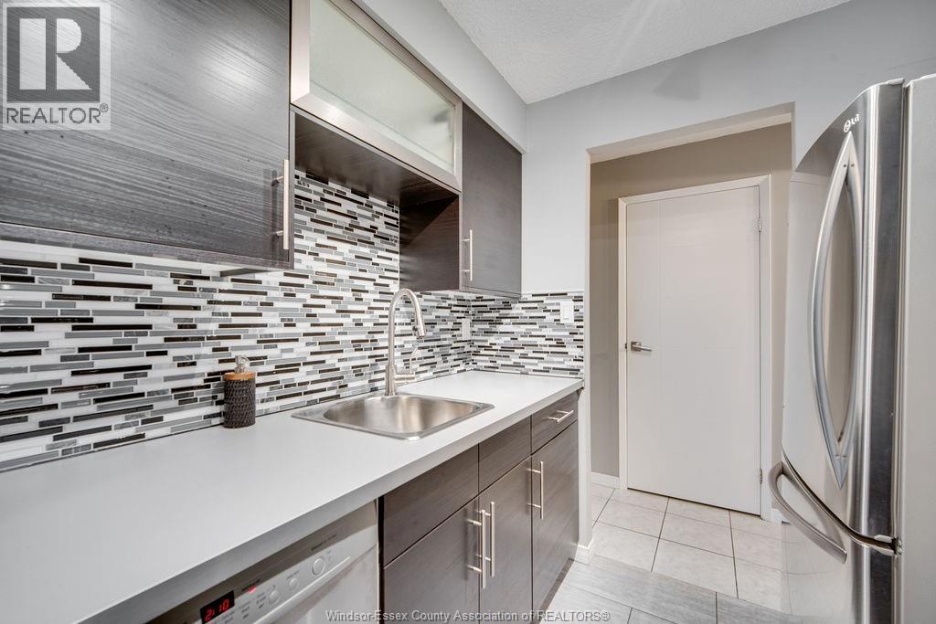 9099 Riverside Drive Unit# 221 E, Windsor, ON - Indoor Photo Showing Kitchen With Upgraded Kitchen