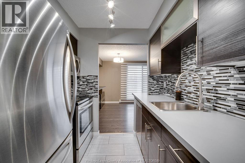 9099 Riverside Drive Unit# 221 E, Windsor, ON - Indoor Photo Showing Kitchen With Upgraded Kitchen