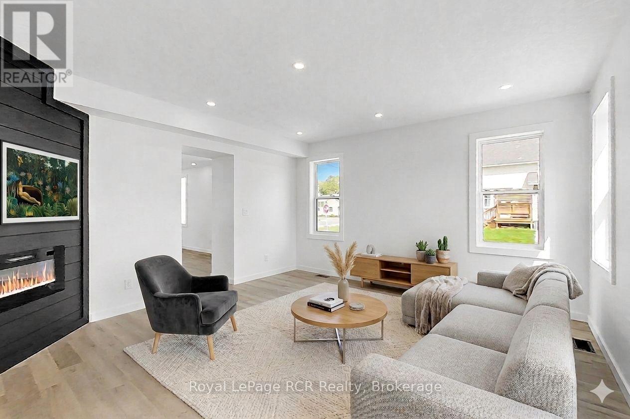 Virtually Staged - 563 7Th Avenue, Hanover, ON