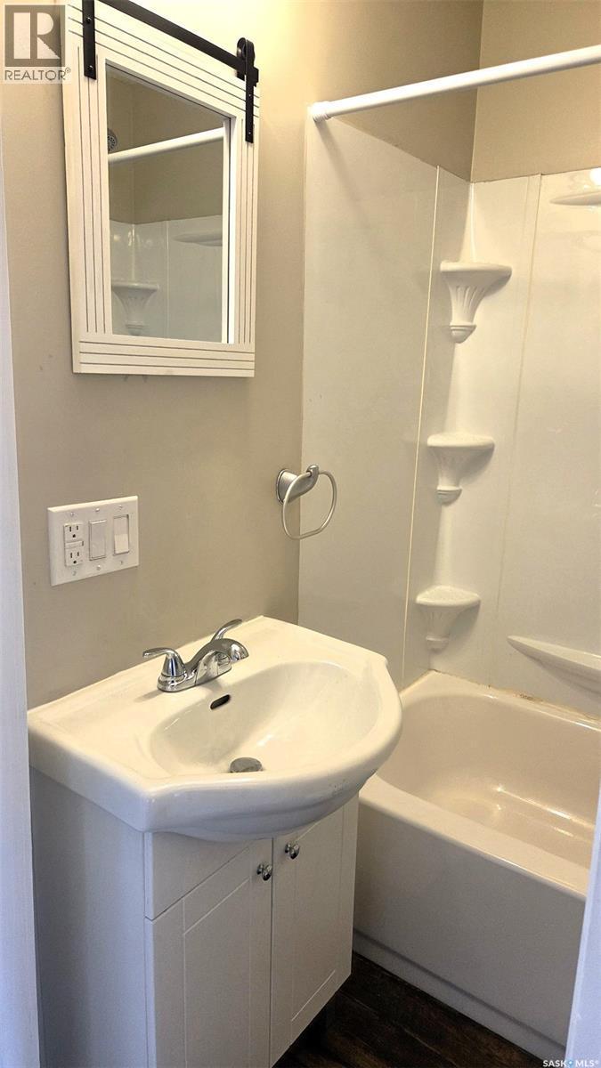 2023 Atkinson Street, Regina, SK - Indoor Photo Showing Bathroom