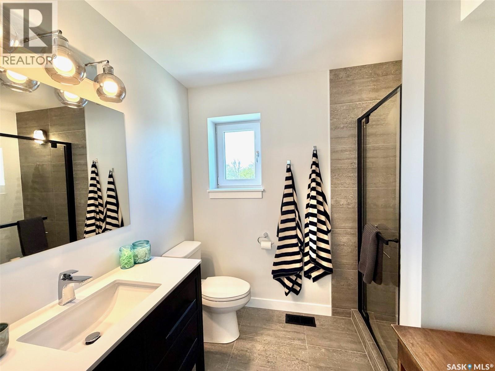 607 K Avenue S, Saskatoon, SK - Indoor Photo Showing Bathroom