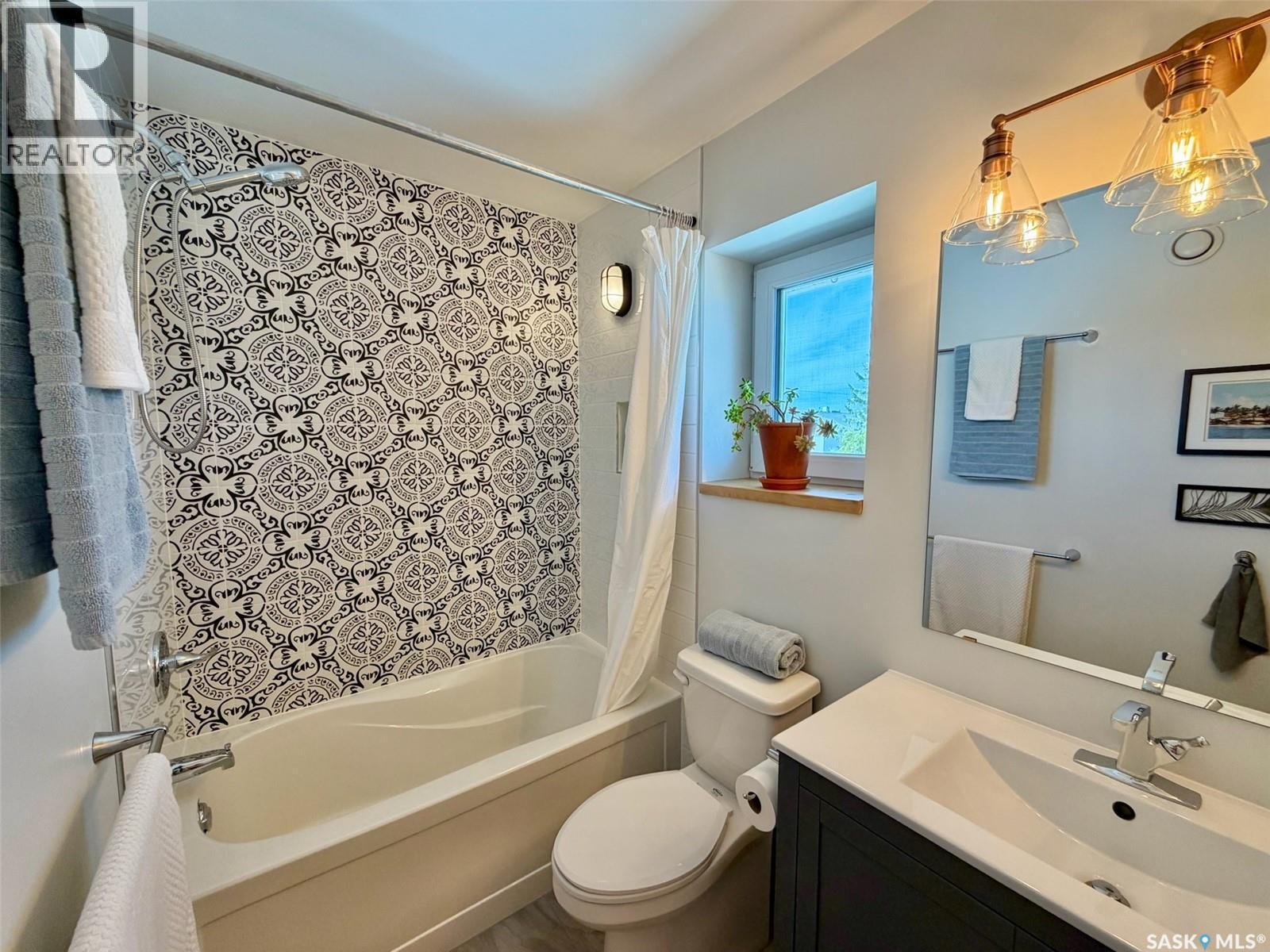 607 K Avenue S, Saskatoon, SK - Indoor Photo Showing Bathroom