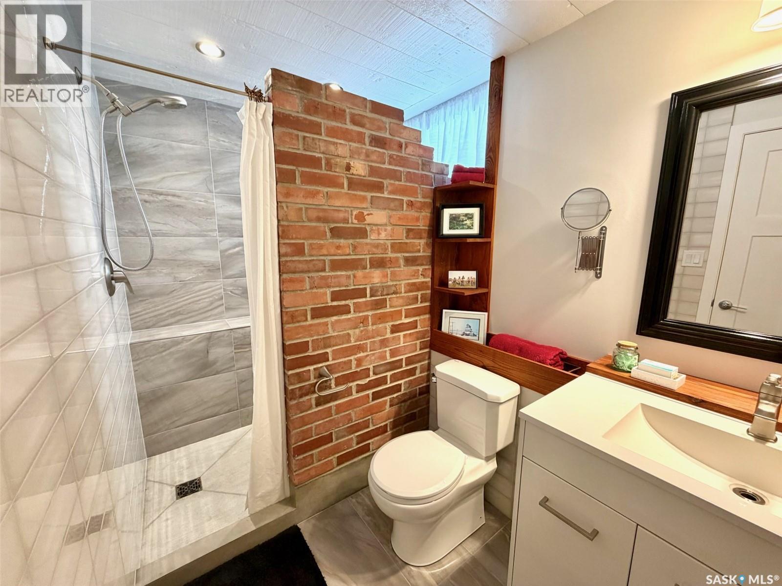 607 K Avenue S, Saskatoon, SK - Indoor Photo Showing Bathroom